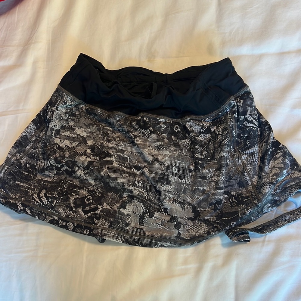 Super cute lulu skirt size 4 reg